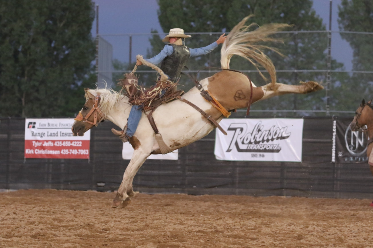 White Rodeo Western White Out Extreme Roughstock & Barrels – Diamond H Rodeo